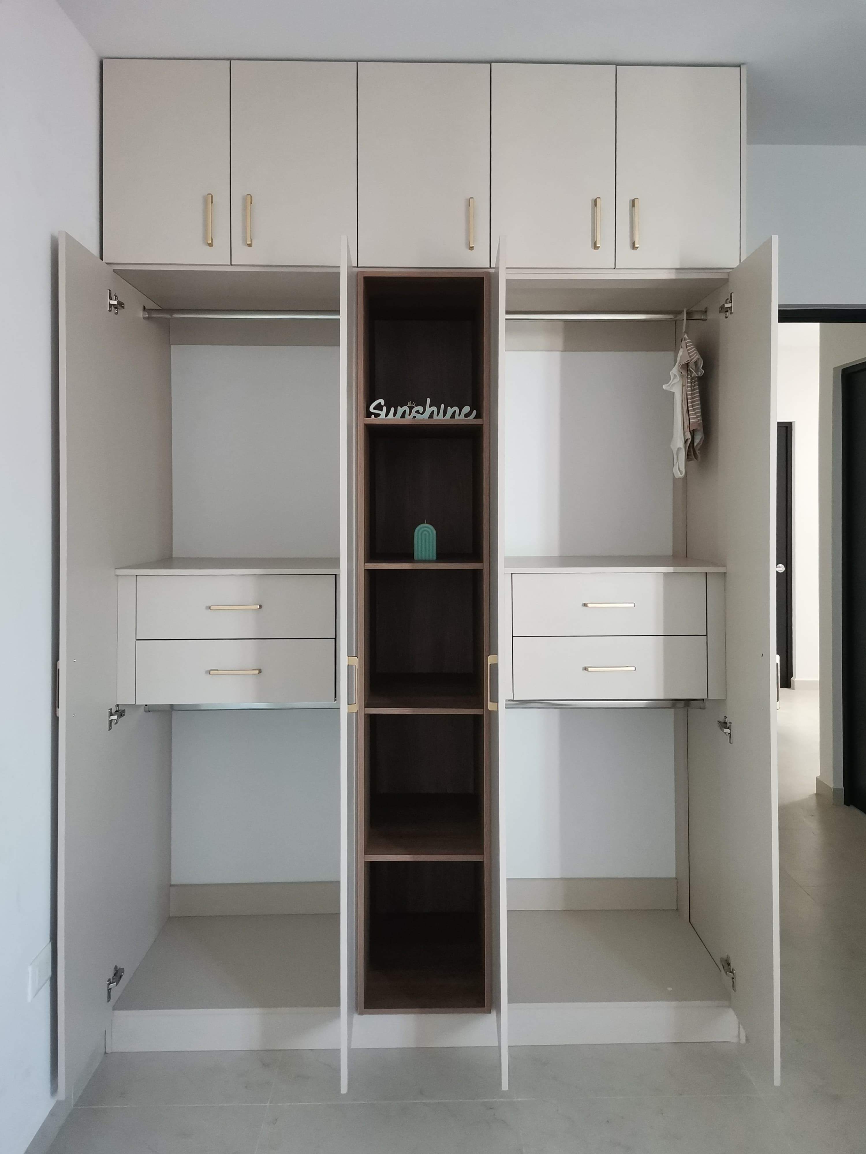 Cocina integral y vestidores a medida en La Rioja, Culiacán — Detalle 2 | Casa Aurea Culiacán